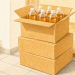 玄関先に届いた飲み物の段ボール箱。一番上の箱から2Lのお茶のペットボトルが見えているクレヨン画風のイラスト